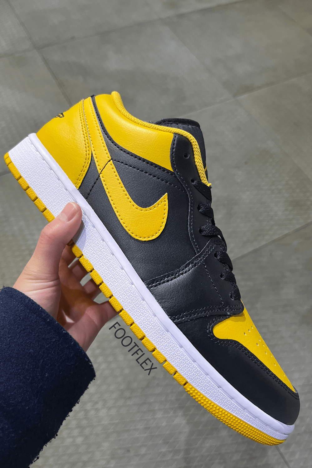 Nike Jordan Low in Black / Yellow&nbsp;Ochre