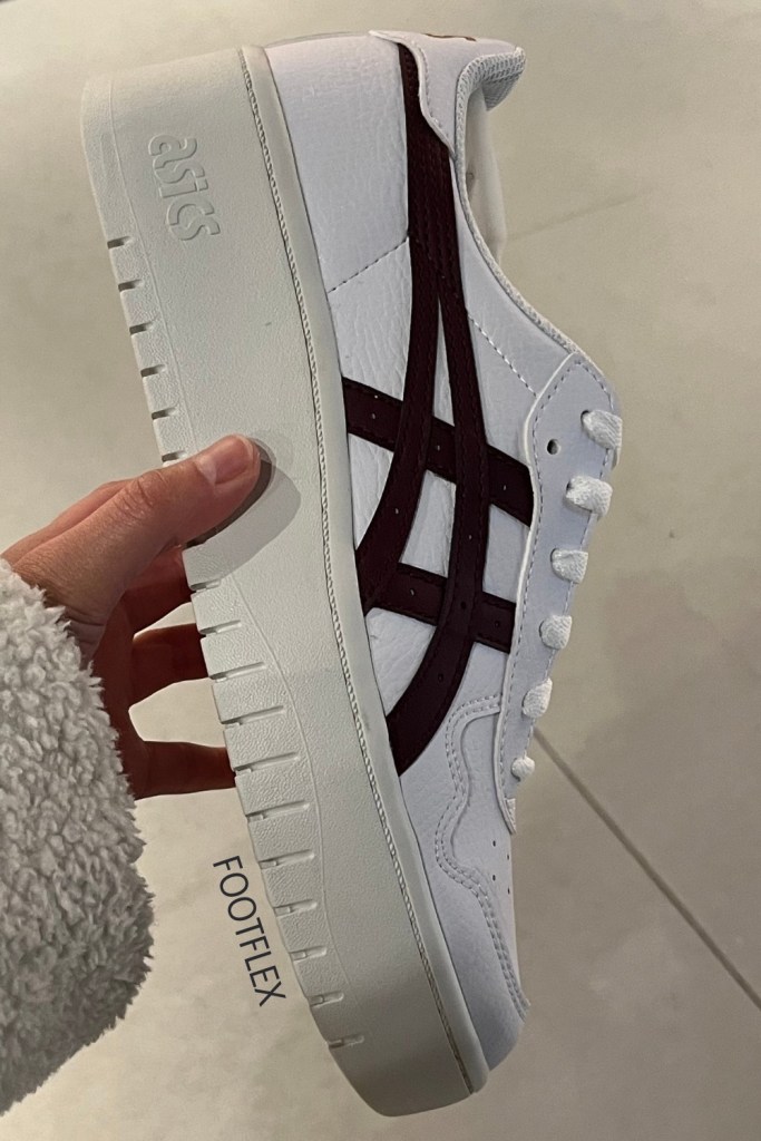 ASICS Style, White And Red Sneakers, ASICS Japan, Streetwear Sneakers, Sneaker Heads, Sneaker Style, ASICS Originals, Fresh Kicks, Sneaker Culture, Trainers Of Instagram, ASICS Addict, Sporty Chic, Sneaker Goals