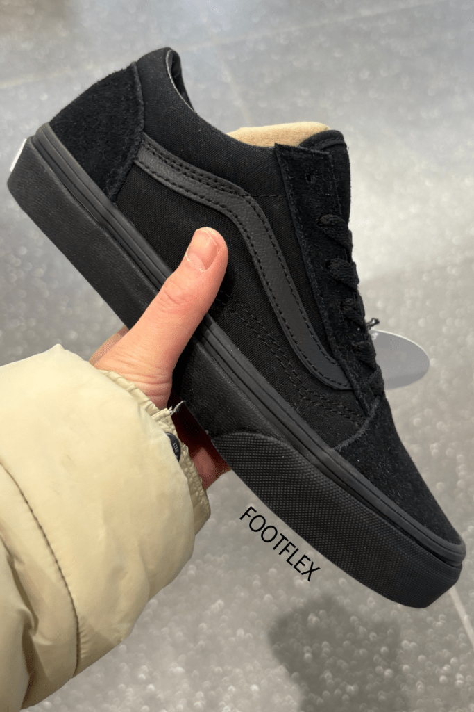 Vans Old Skool, Vans Trainers, Old Skool Vans, Black Sneakers, Vans Style, Skate Style, Classic Vans, Sneakerhead, Fresh Kicks, Vans Love